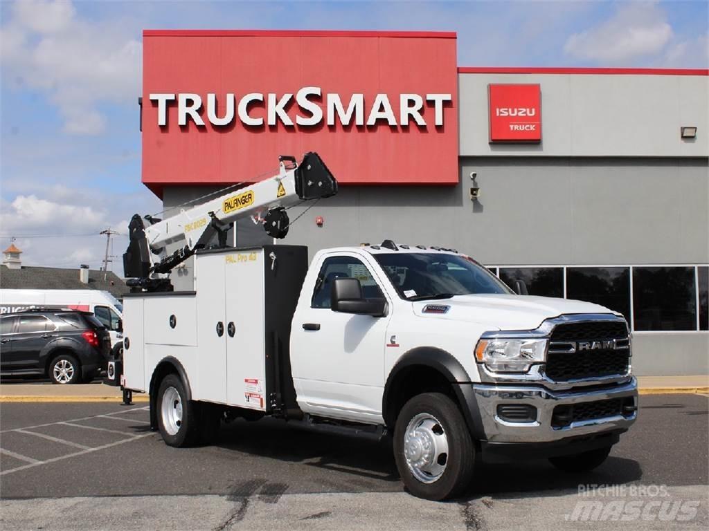 RAM 5500 Camion plateau ridelle avec grue