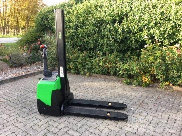 Cesab S110 Gerbeur accompagnant