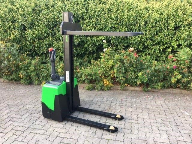 Cesab S110 Gerbeur accompagnant