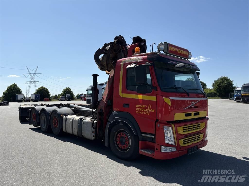 Volvo FM500 Camion plateau ridelle avec grue