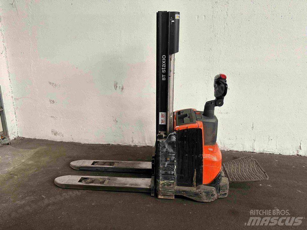 BT SWE 100 Gerbeur accompagnant
