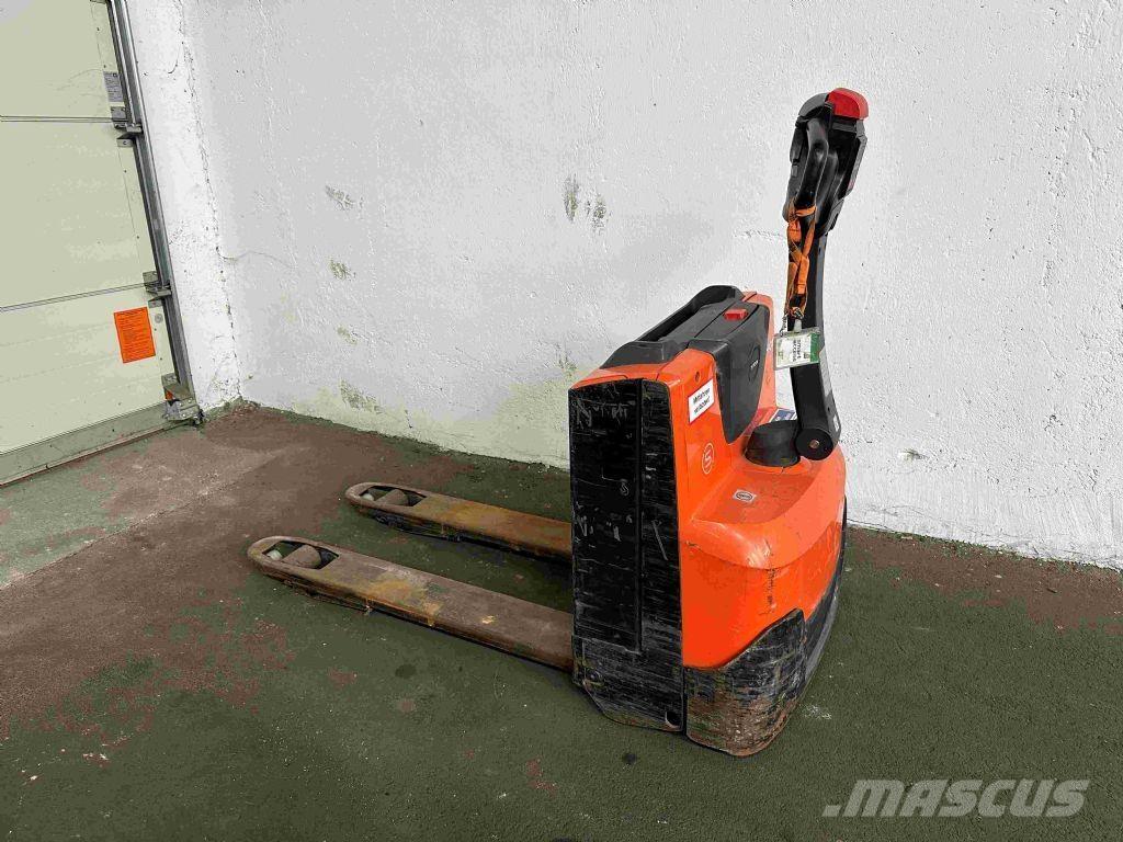 Toyota LWE 140 Transpalette accompagnant