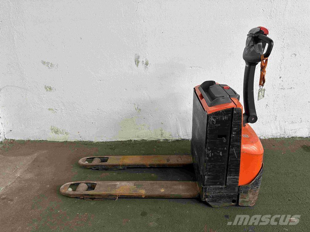 Toyota LWE 140 Transpalette accompagnant