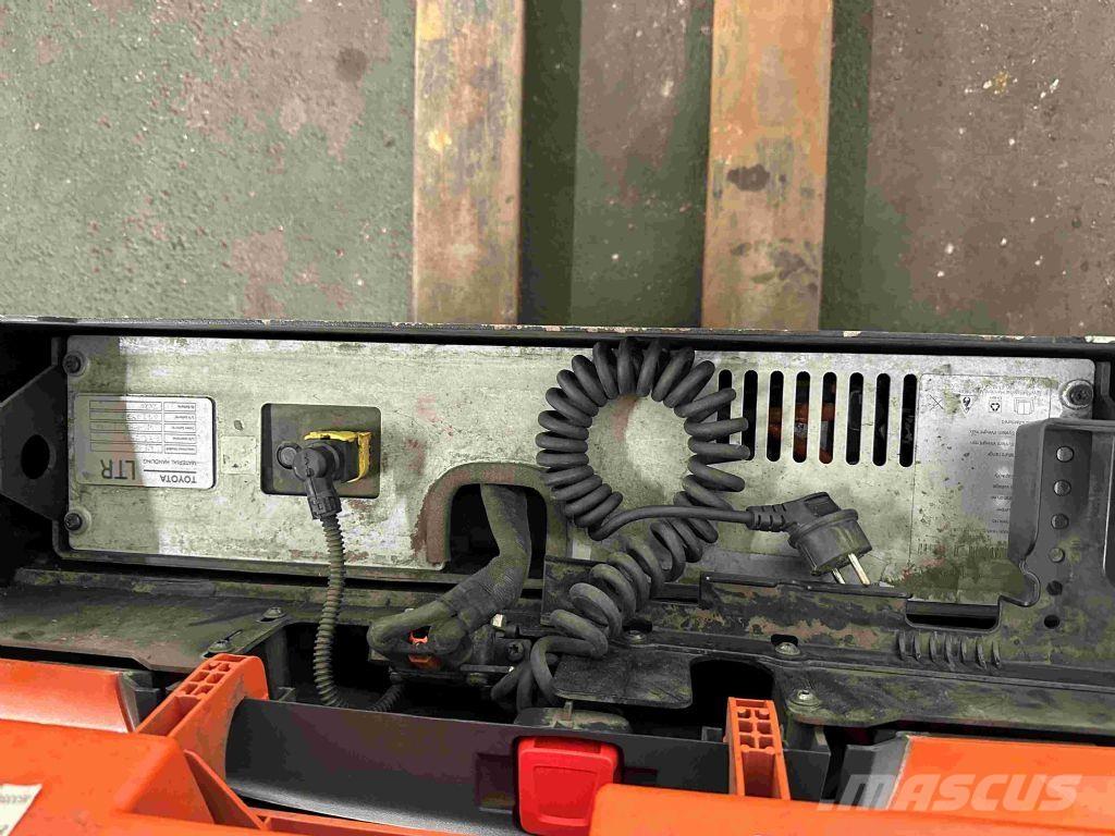 Toyota LWE 140 Transpalette accompagnant