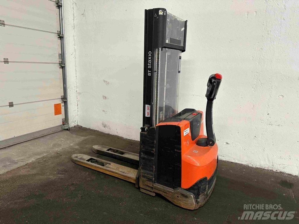 Toyota SWE 120 Gerbeur accompagnant