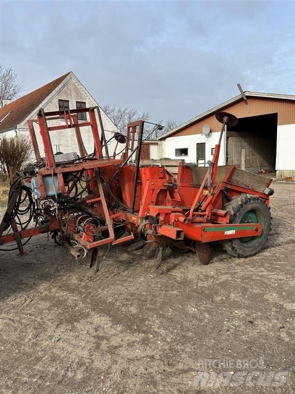  - - - Planteuse