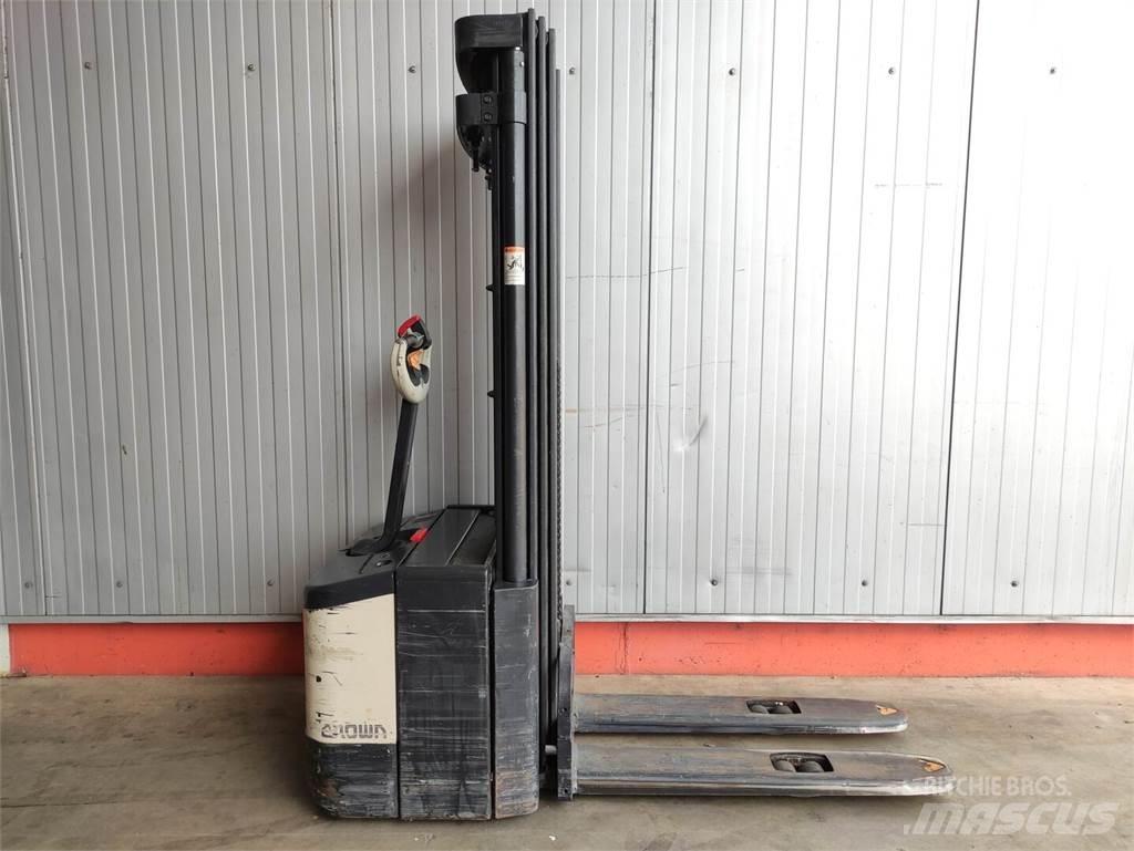 Crown WE2300-1.6-TT Gerbeur accompagnant