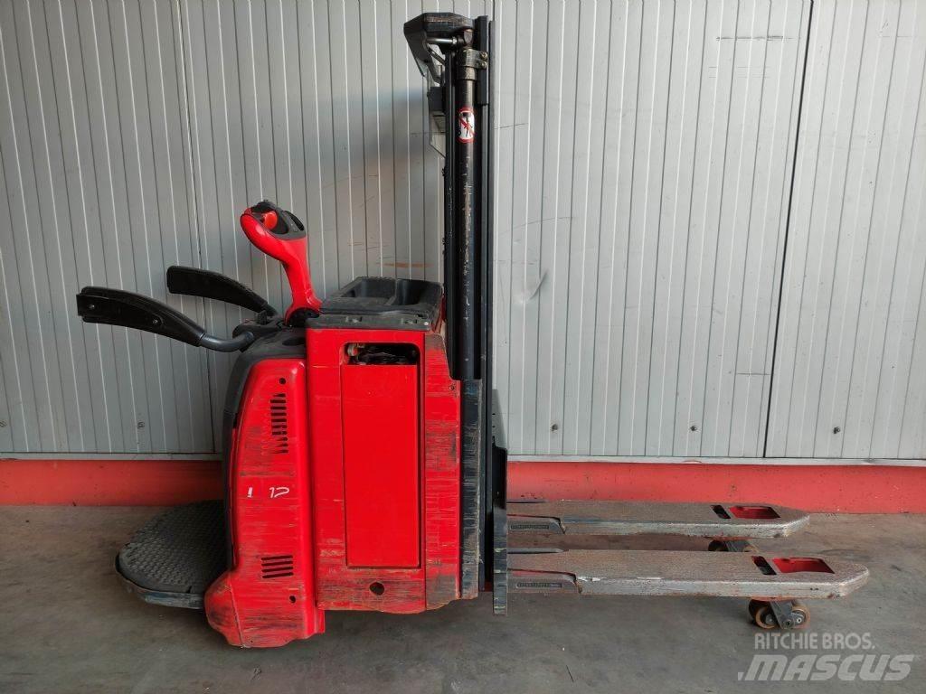 Linde L12LAPi Gerbeur accompagnant