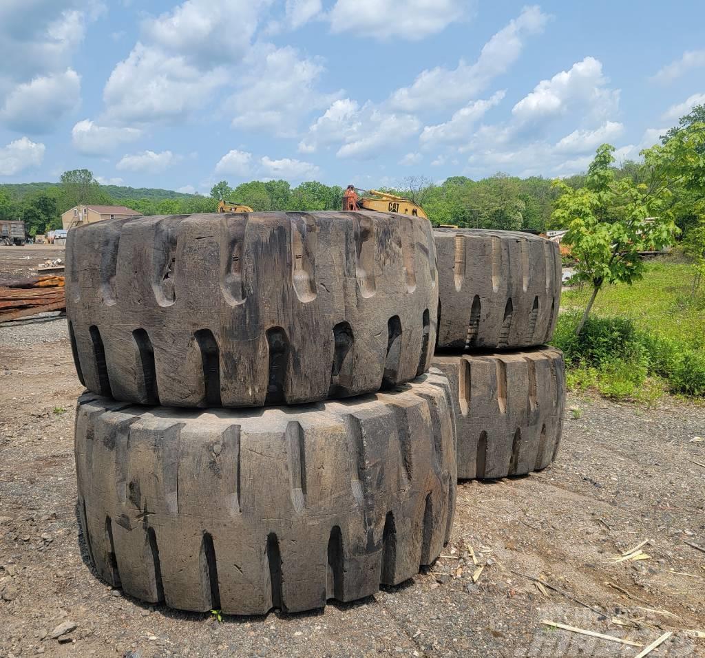  UNMATCHED USED RADIAL TIRES Chargeuse sur pneus