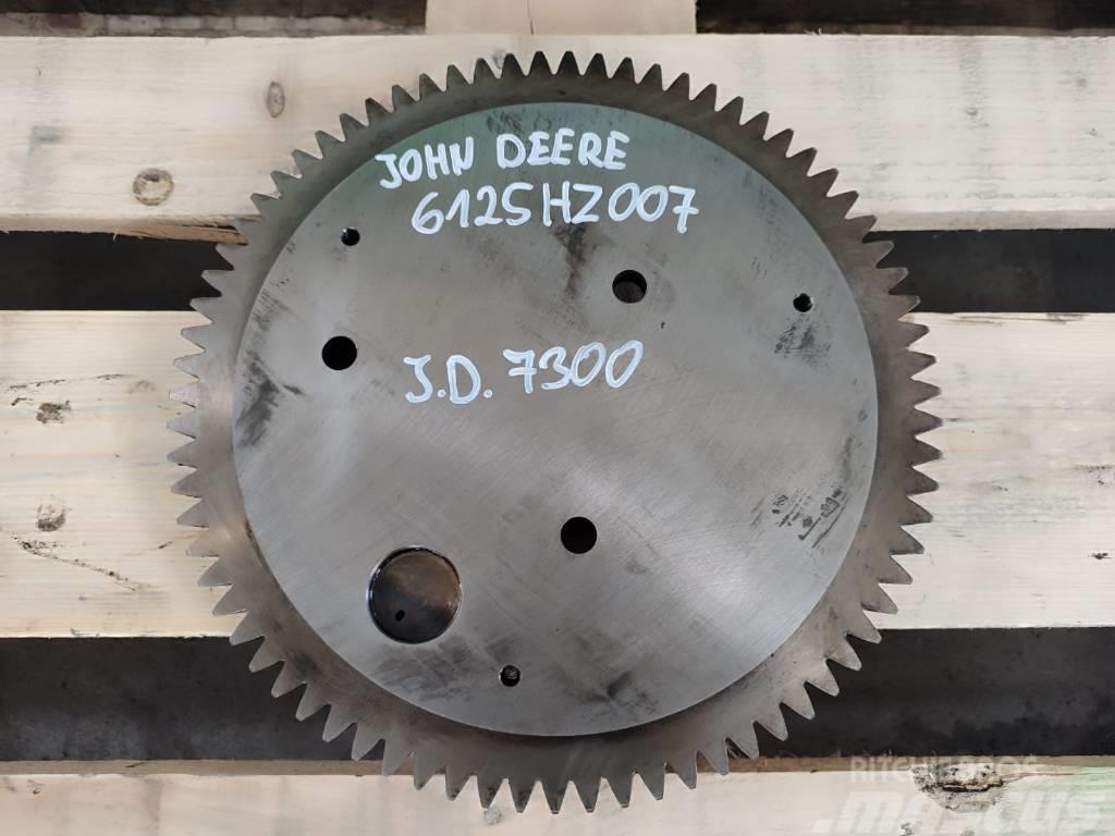 John Deere 6125HZ007  Bearing cup R119157 engine timing gear Moteur