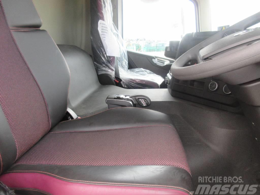 Volvo FMX Camion plateau ridelle avec grue