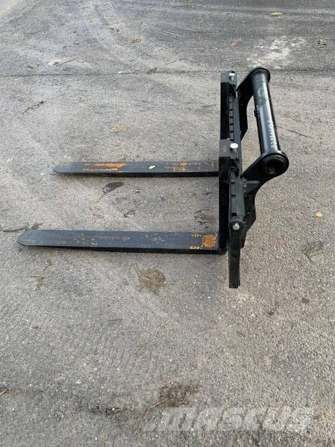 Manitou .A PALETTES Chargeur frontal, fourche
