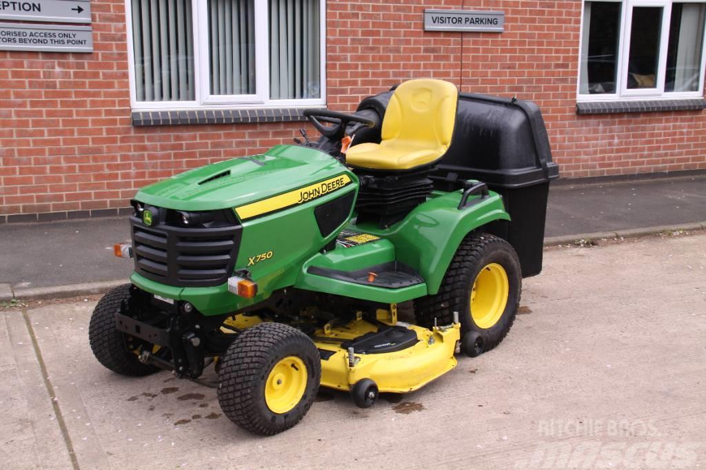 John Deere X750 with 54" Cutting deck and Collector Tondeuses montées
