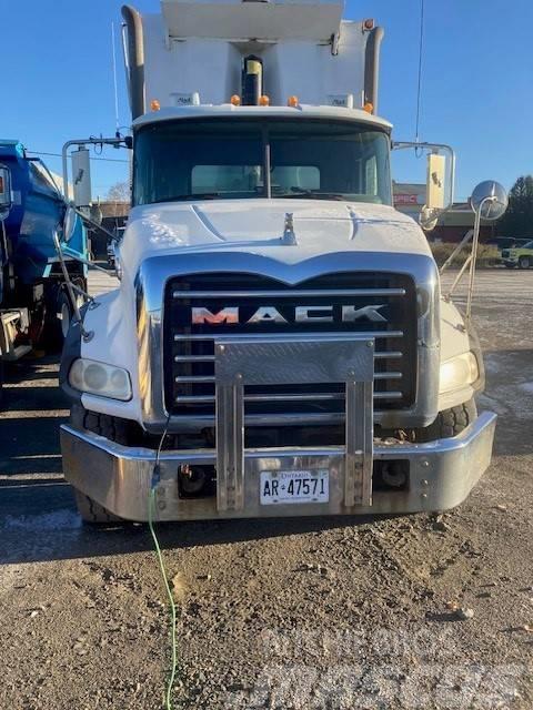 Mack GU813 Camion benne