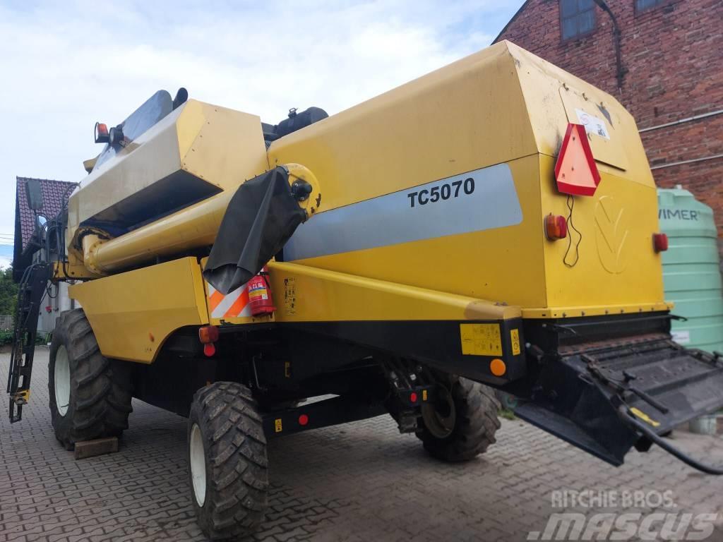 New Holland TC5070 Combine harvesters