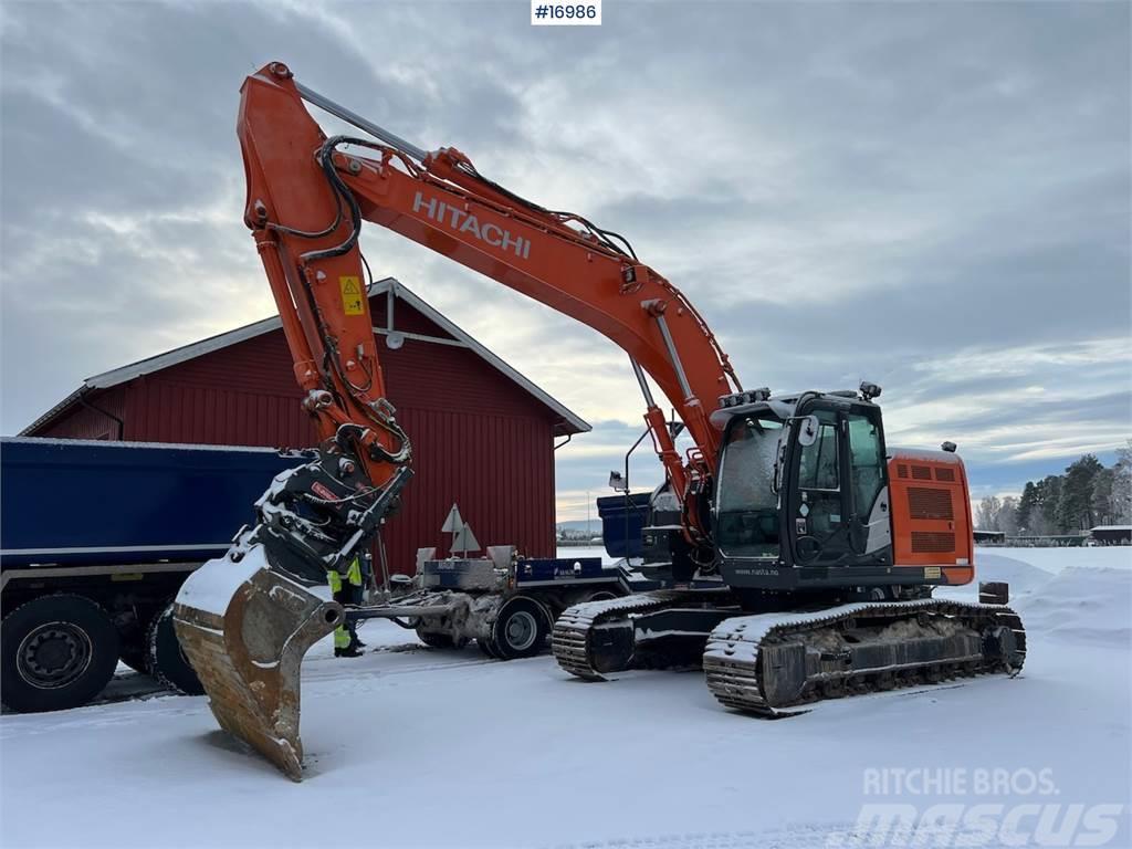Hitachi ZX225USRLC-6 Tracked excavator w/ sanding bucket a Pelle sur chenilles