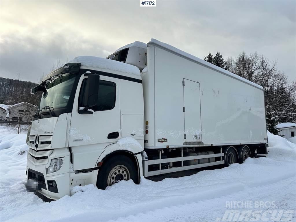Mercedes-Benz Actros 2551 6x2 Box Truck w/ fridge/freezer unit. Camion Fourgon