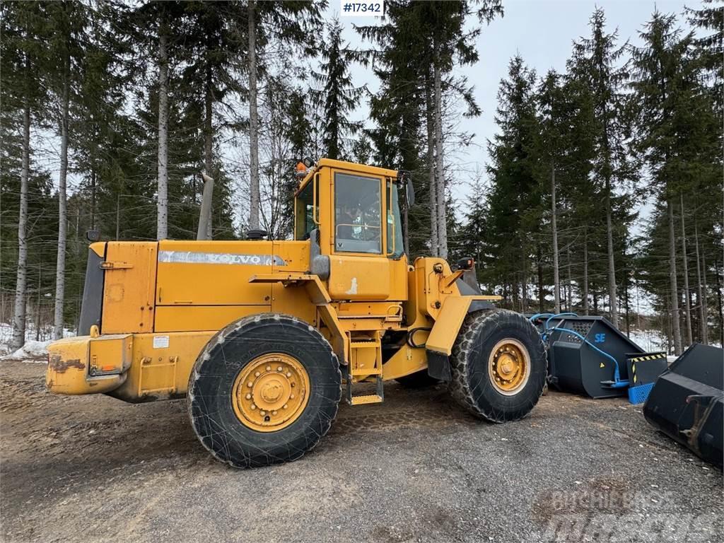 Volvo L90D Wheel loader w/ folding wing tray and scale.  Chargeuse sur pneus