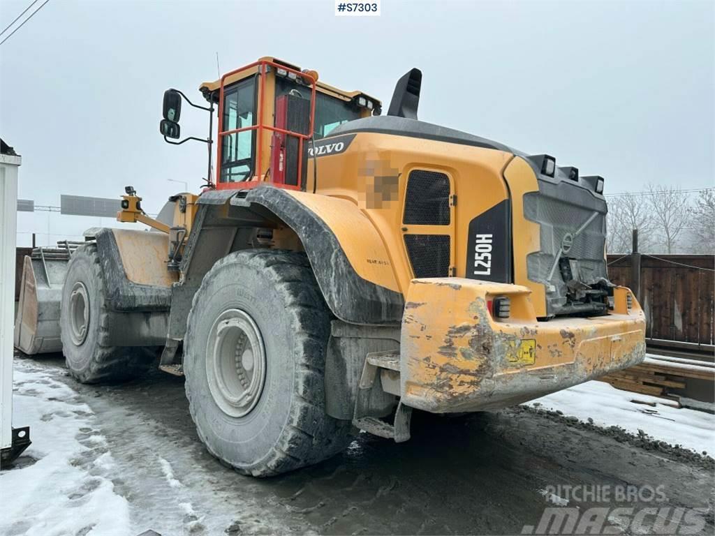 Volvo L250H wheel loader with bucket Chargeuse sur pneus