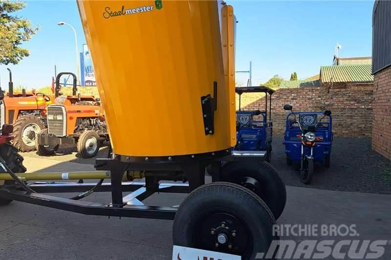  New Soilmaster 2mÂ³ vertical feed mixers Autre camion