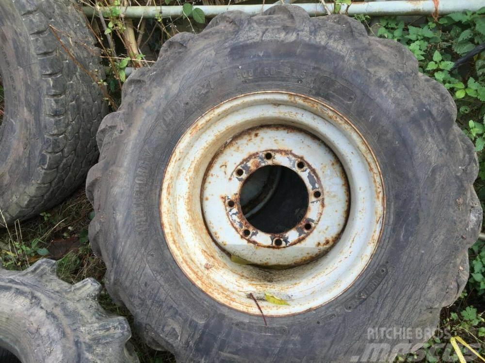  Tyre and Wheel Used Trellborg 500 - 60 - 22.5 £90 Pneus, roues et jantes