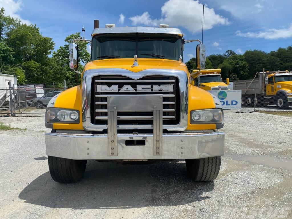 Mack Granite GU 713 Camion benne