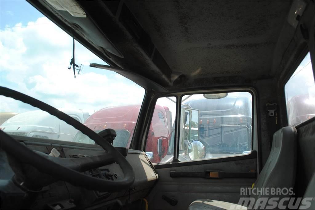 Freightliner FL70 Camion plateau ridelle avec grue