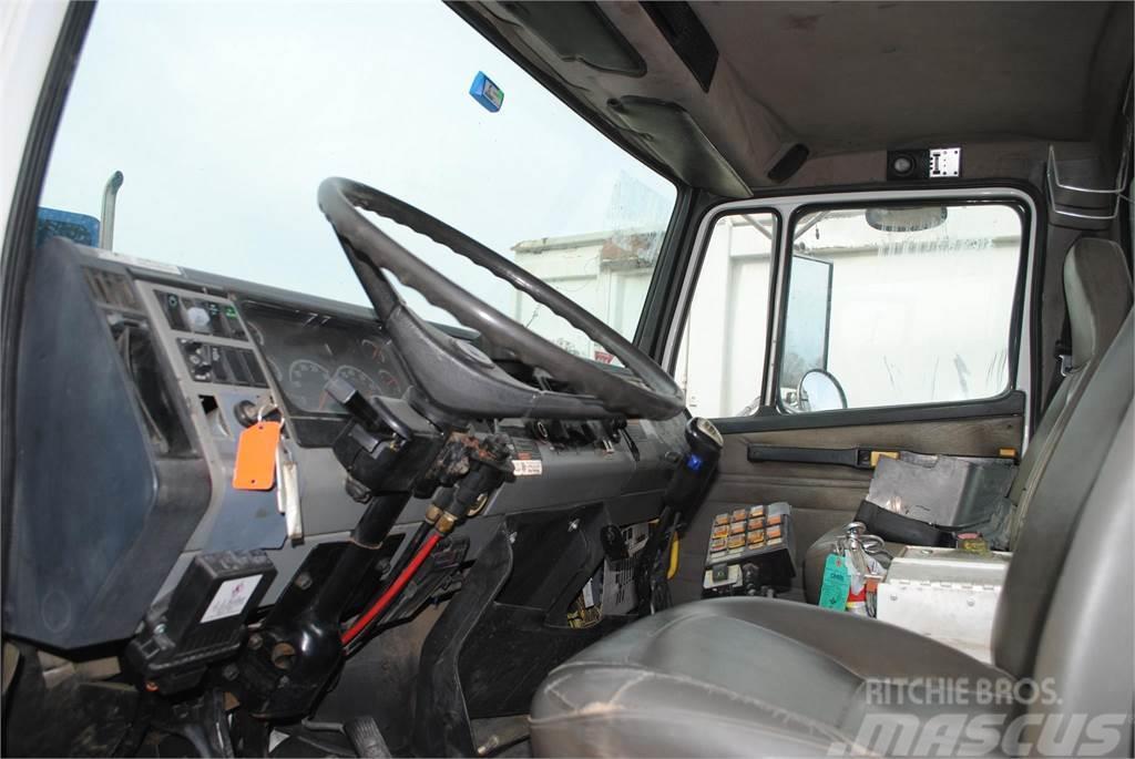 Freightliner FL80 Camion plateau ridelle avec grue