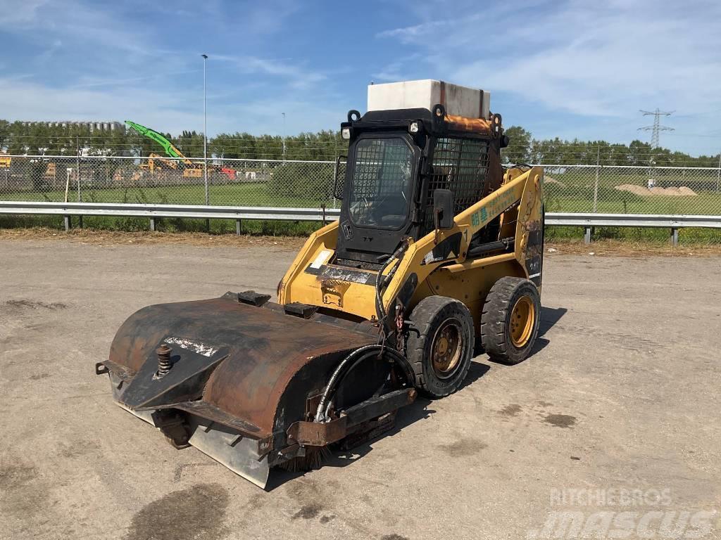 CAT 246 Chargeuse compacte