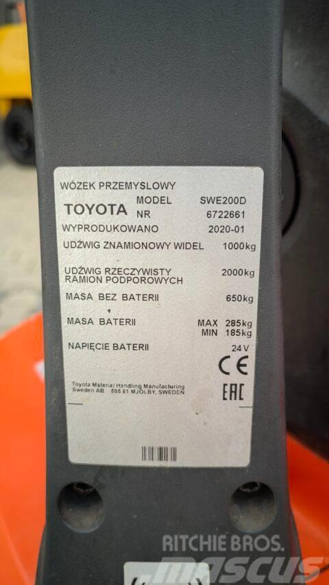 Toyota SWE200D Gerbeur accompagnant