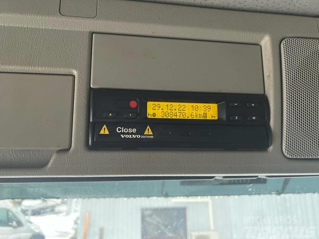Volvo FM9 300, 4x2 HIAB CRANE Camion plateau ridelle avec grue