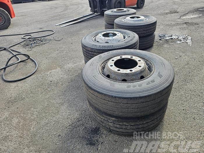  BRIDGETONE AND OTHERS 8 USED TRAILER TIRES  SIZE 2 Autres pièces