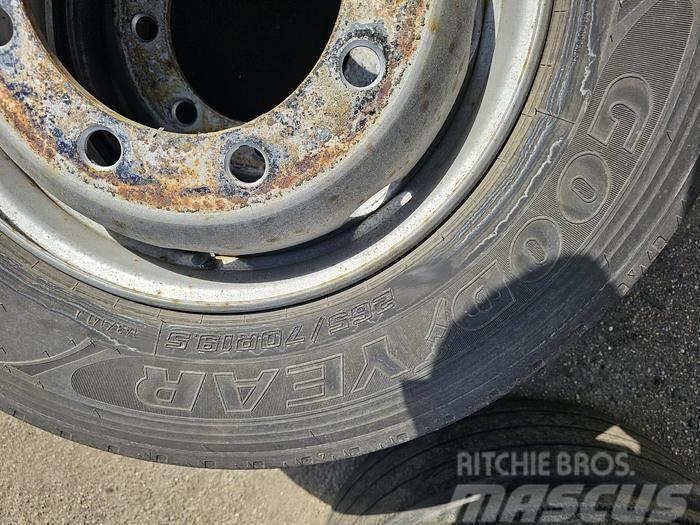  BRIDGETONE AND OTHERS 8 USED TRAILER TIRES  SIZE 2 Autres pièces