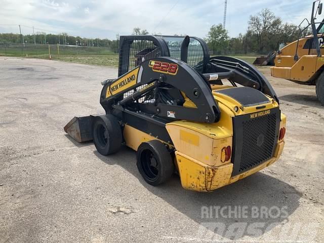 New Holland L228 Chargeuse compacte