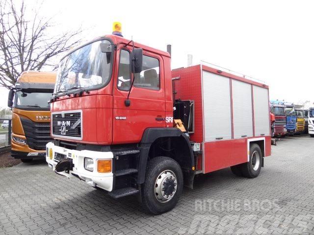 MAN F90 16.242 4X4 / Feuerwehr Camion plateau ridelle avec grue