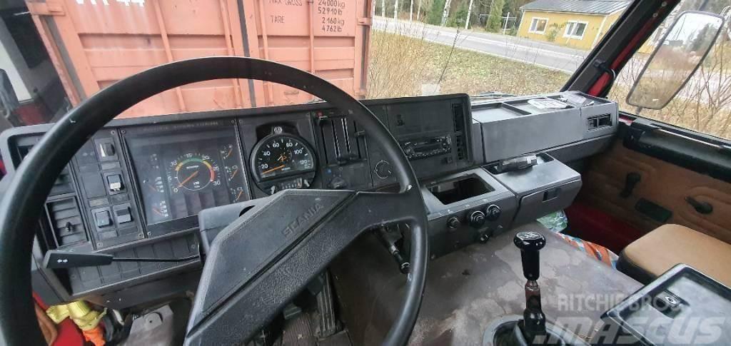 Scania 82 M henkilönostin Camion plateau ridelle avec grue