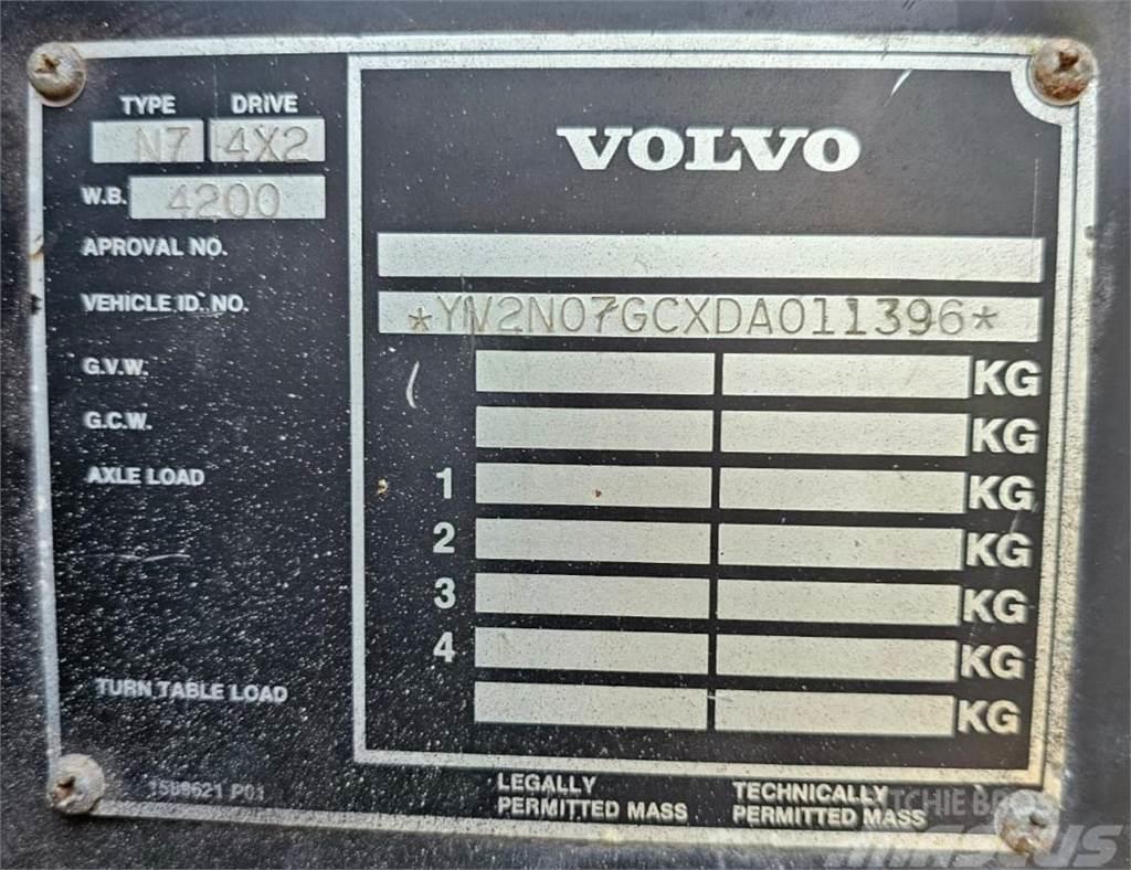 Volvo N7 6x2 Camion plateau ridelle avec grue