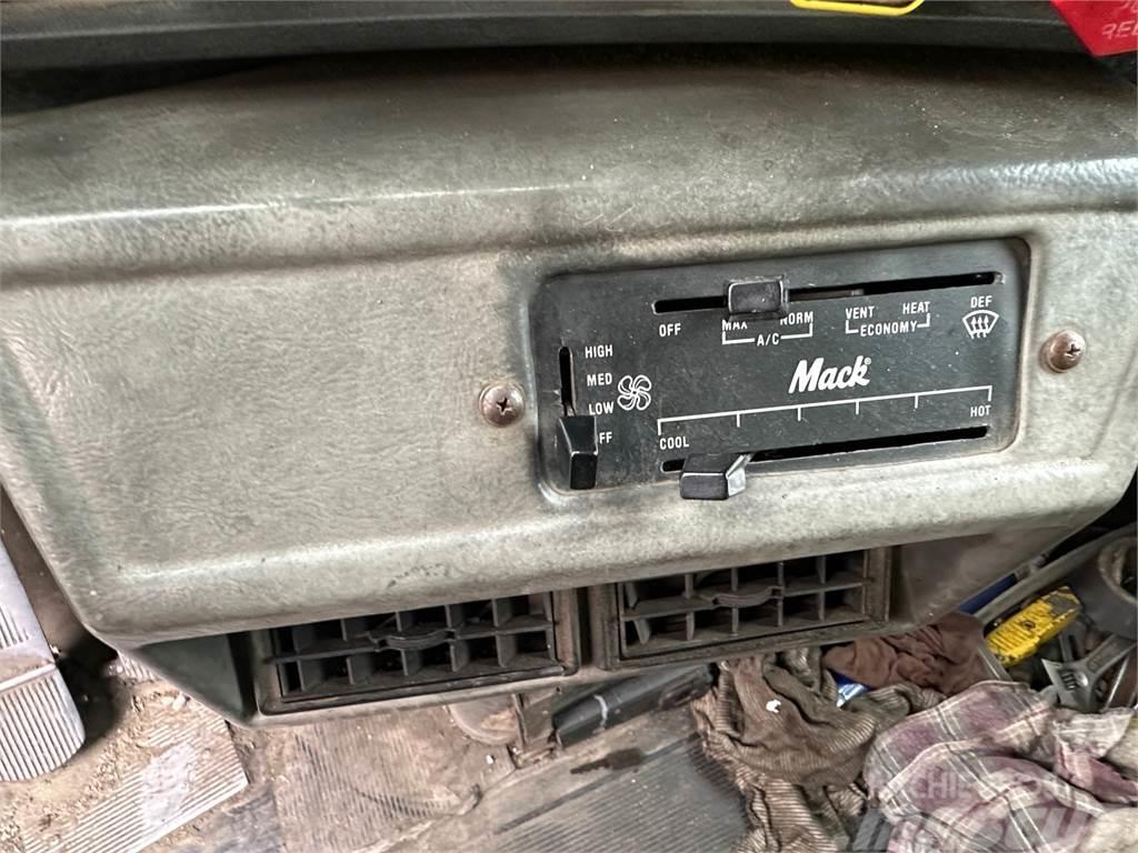 Mack DM690S Camion benne