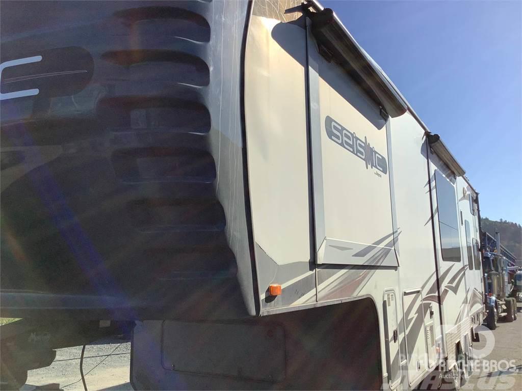  JAYCO 36 ft Tri/A Toy Hauler Light trailers