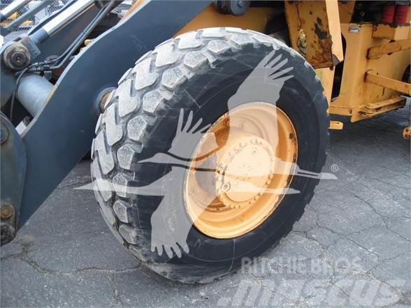 CASE 621C Chargeuse sur pneus