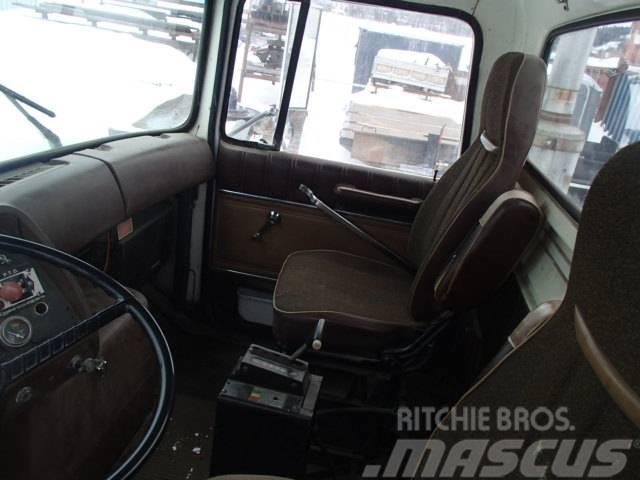 Ford L 8000 Camion plateau ridelle avec grue