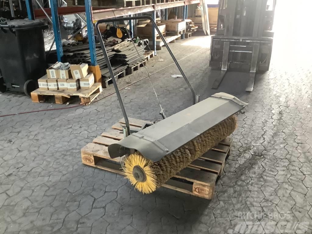 Fejemaskine 1,30 m til 2 hjuls traktor Balayeuse / Autolaveuse