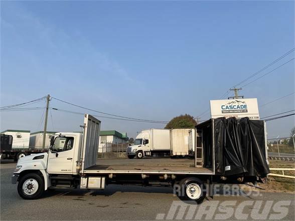 Hino 338 Camion à rideaux coulissants (PLSC)