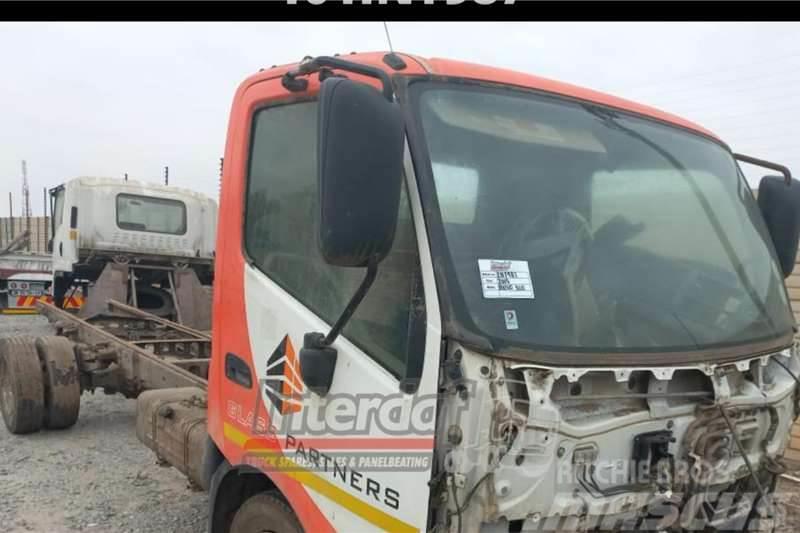 Toyota 2015 Toyota Hino 300 Stripping for Spares Autre camion