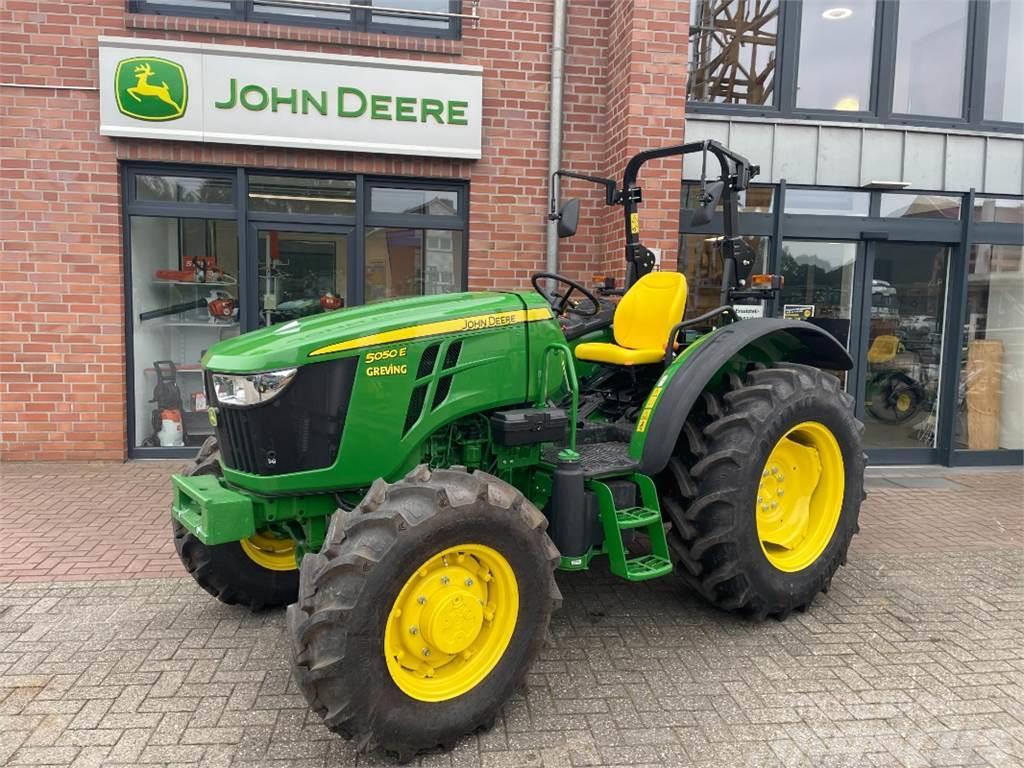 John Deere 5050E + Wagenanhängevorrichtung Tracteur