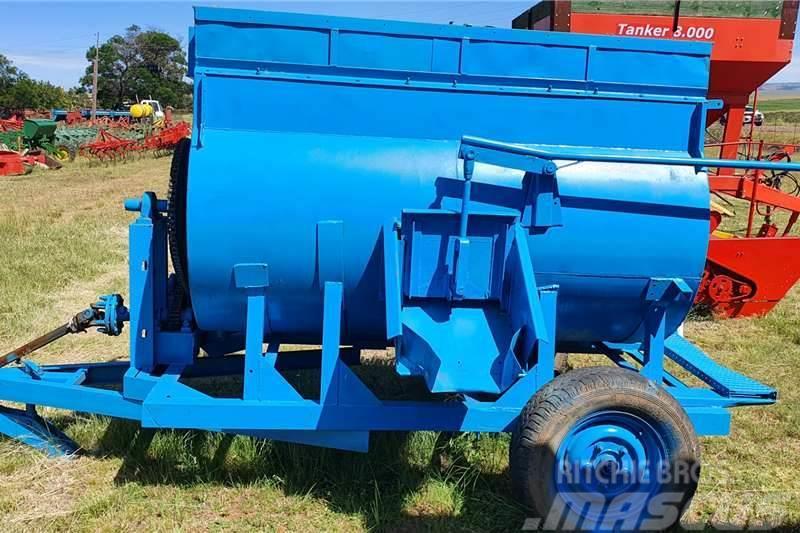 Blue Horizontal Feed mixer +- 2 cube Stockage, conditionnement - Autres