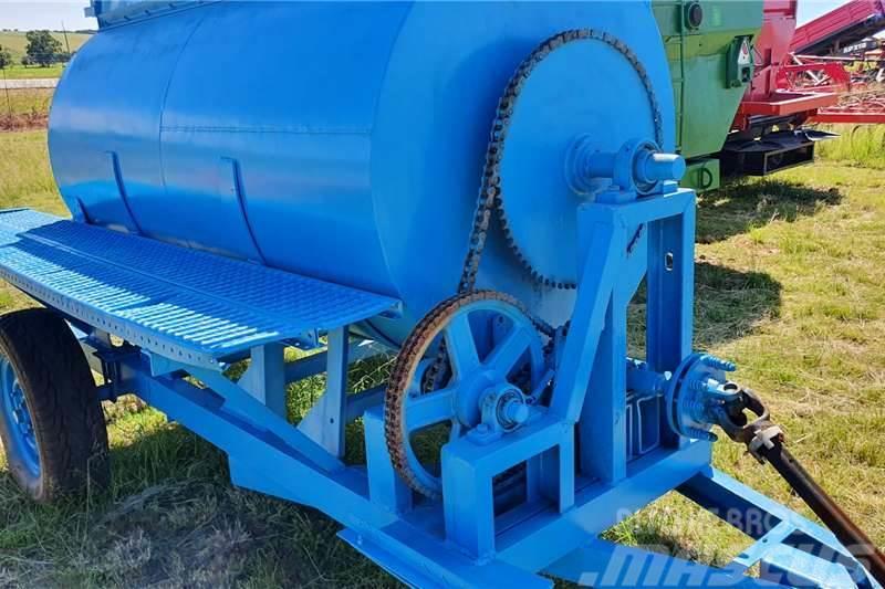 Blue Horizontal Feed mixer +- 2 cube Stockage, conditionnement - Autres