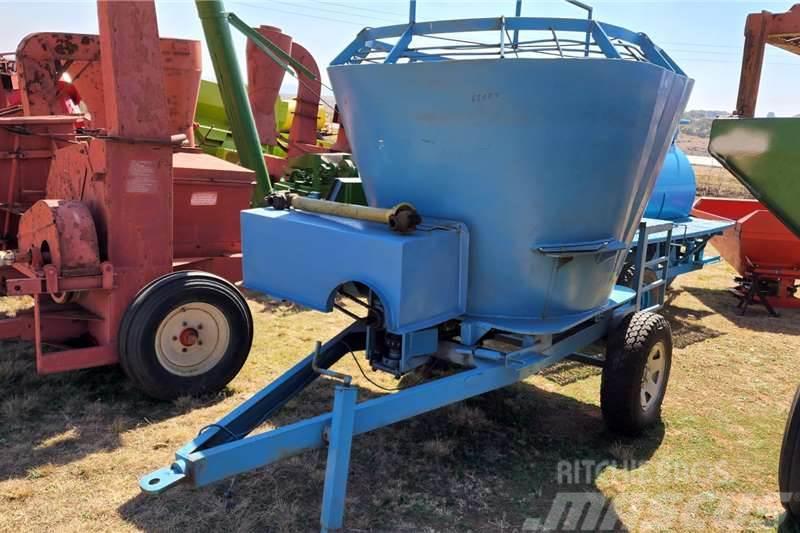 Agri Tech 1+-1or 2 cube ROLO feed mixer Stockage, conditionnement - Autres