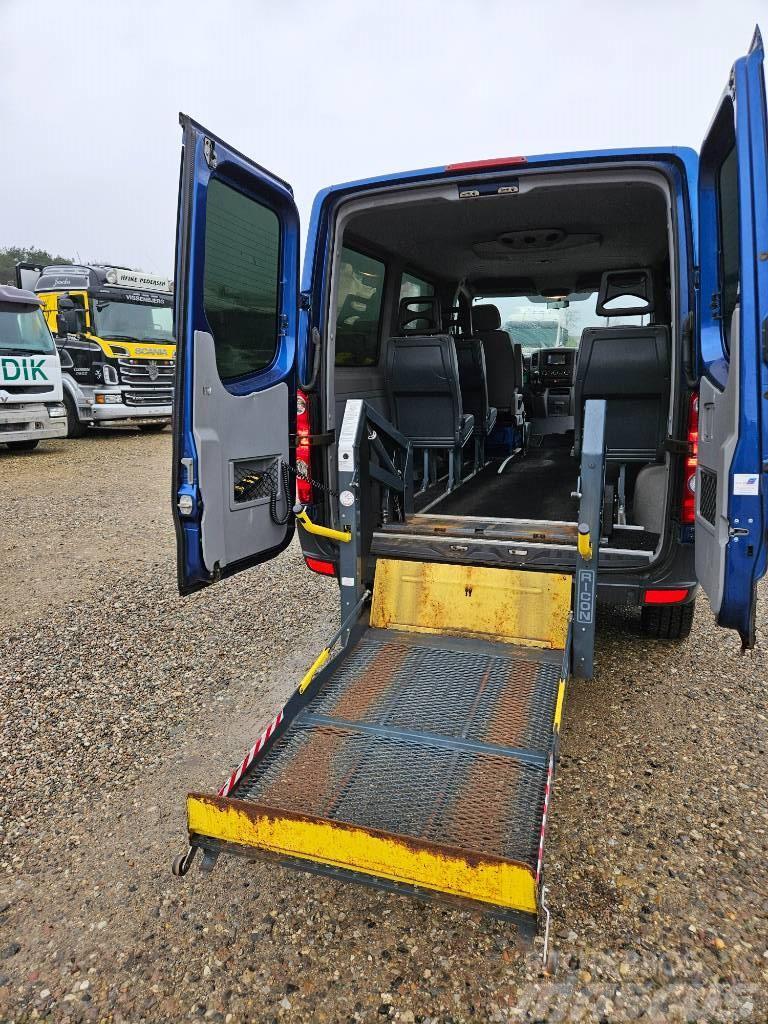 Volkswagen Crafter 2.5 TDI with lift for wheelchair Fourgon