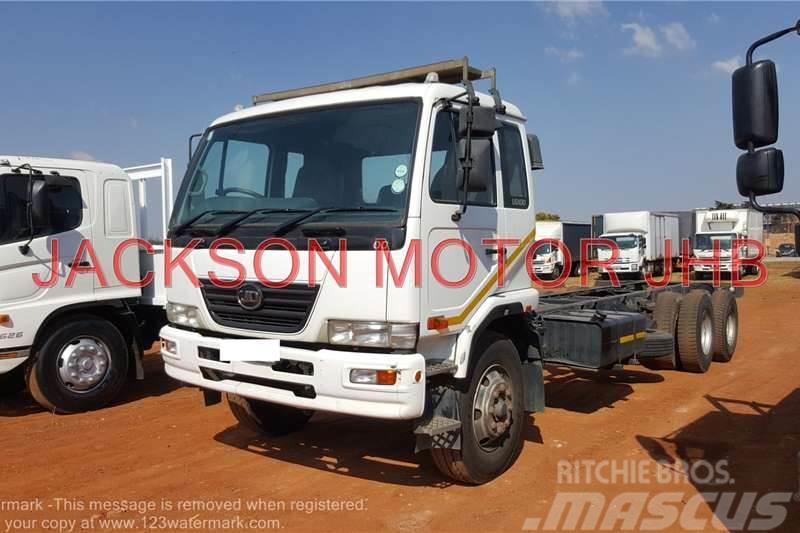 Nissan UD100, 6x2 TAG AXLE CHASSIS CAB Autre camion